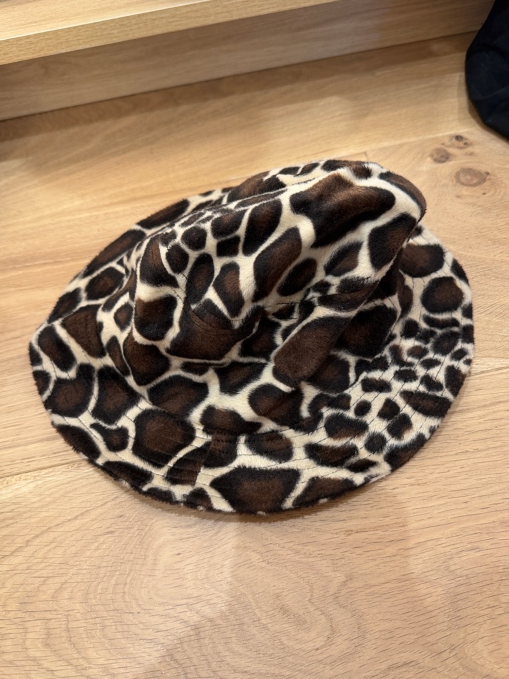 Urban Outfitters Giraffe Print Bucket Hat - Brown & Cream